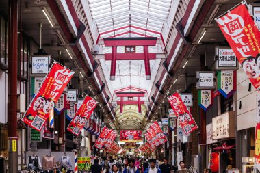 Osaka, Japonya - 25 Eylül 2024: Tenjinbashi-suji alışveriş caddesi Japonya 'daki en uzun atari salonudur. Japonya, Osaka 'daki Tenjinbashi' de yer almaktadır.