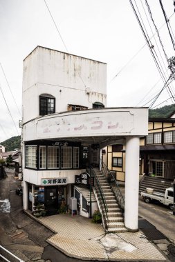 NOZAWAONSEN, JAPONAN - 18 Eylül 2024: Japonya 'nın Nagano Bölgesi' nde sıcak bir sonbahar gününde ünlü kayak kasabası Nozawaonsen 'in mimarisi