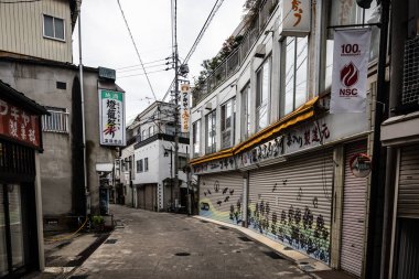 NOZAWAONSEN, JAPONAN - 18 Eylül 2024: Japonya 'nın Nagano Bölgesi' nde sıcak bir sonbahar gününde ünlü kayak kasabası Nozawaonsen 'in mimarisi