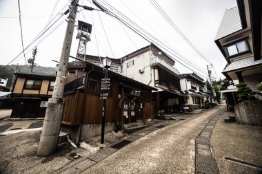 NOZAWAONSEN, JAPONAN - 18 Eylül 2024: Japonya 'nın Nagano Bölgesi' nde sıcak bir sonbahar gününde ünlü kayak kasabası Nozawaonsen 'in mimarisi