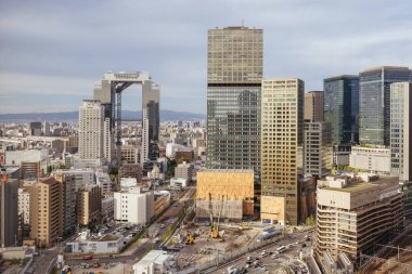 OSAKA, JAPONYA - 25 Eylül 2024: Umeda şehir manzarası Osaka İstasyonu 'ndaki LUCUA Osaka alışveriş merkezinden Umeda, Osaka, Japonya' daki bir sonbahar öğleden sonrası manzarası
