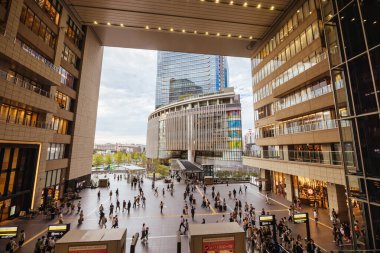 OSAKA, JAPONYA - 25 Eylül 2024: Osaka İstasyonu 'ndaki Osaka Osaka alışveriş merkezinin güzel mimarisi