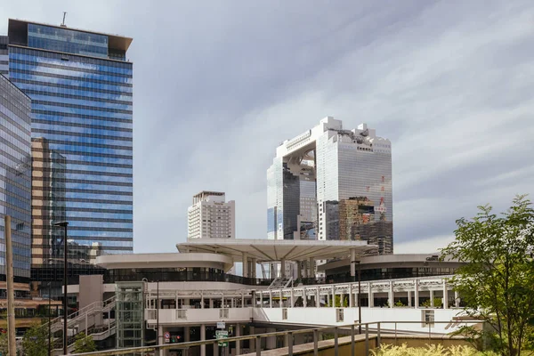OSAKA, JAPONYA - 25 Eylül 2024: Umeda şehir manzarası Osaka İstasyonu 'ndaki LUCUA Osaka alışveriş merkezinden Umeda, Osaka, Japonya' daki bir sonbahar öğleden sonrası manzarası