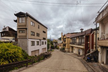 NOZAWAONSEN, JAPONAN - 18 Eylül 2024: Japonya 'nın Nagano Bölgesi' nde sıcak bir sonbahar gününde ünlü kayak kasabası Nozawaonsen 'in mimarisi