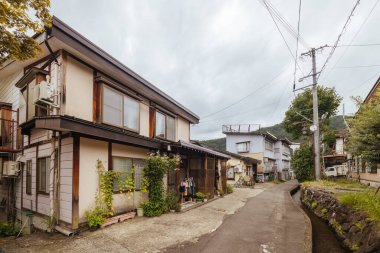 NOZAWAONSEN, JAPONAN - 18 Eylül 2024: Japonya 'nın Nagano Bölgesi' nde sıcak bir sonbahar gününde ünlü kayak kasabası Nozawaonsen 'in mimarisi