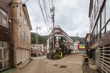 NOZAWAONSEN, JAPONAN - 18 Eylül 2024: Japonya 'nın Nagano Bölgesi' nde sıcak bir sonbahar gününde ünlü kayak kasabası Nozawaonsen 'in mimarisi