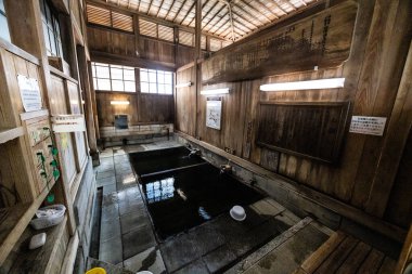 NOZAWAONSEN, JAPONAN - 18 Eylül 2024: Japonya 'nın Nagano Bölgesi' nde sıcak bir sonbahar gününde Nozawaonsen 'de halka arz