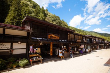 NARAI, JAPONYA - 20 EYLÜL 2024: Kiso Vadisi 'ndeki tarihi Narai kasabası Japonya' nın Nagano ilinde bir sonbahar günü