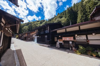NARAI, JAPONYA - 20 EYLÜL 2024: Kiso Vadisi 'ndeki tarihi Narai kasabası Japonya' nın Nagano ilinde bir sonbahar günü