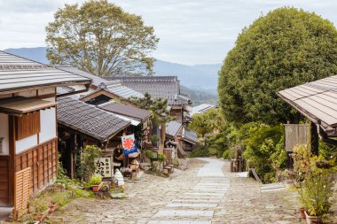 MAGOME, JAPONYA - 21 Eylül 2024 Japonya 'nın Nakatsugawa kasabası yakınlarındaki tarihi Magome Magome-Juku köyü