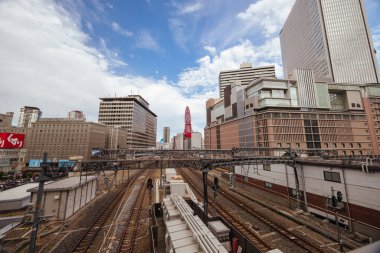 OSAKA, JAPONYA - 25 Eylül 2024: Osaka Tren İstasyonu 'nun güzel mimarisi Umeda, Osaka, Japonya' da bir sonbahar öğleden sonrasında