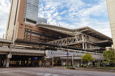 OSAKA, JAPONYA - 25 Eylül 2024: Osaka Tren İstasyonu 'nun güzel mimarisi Umeda, Osaka, Japonya' da bir sonbahar öğleden sonrasında