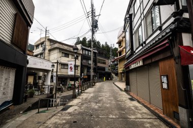 NOZAWAONSEN, JAPONAN - 18 Eylül 2024: Japonya 'nın Nagano Bölgesi' nde sıcak bir sonbahar gününde ünlü kayak kasabası Nozawaonsen 'in mimarisi