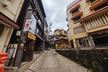 NOZAWAONSEN, JAPONAN - 18 Eylül 2024: Japonya 'nın Nagano Bölgesi' nde sıcak bir sonbahar gününde ünlü kayak kasabası Nozawaonsen 'in mimarisi