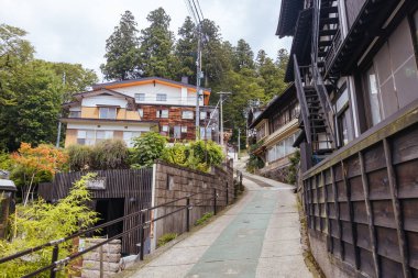 NOZAWAONSEN, JAPONAN - 18 Eylül 2024: Japonya 'nın Nagano Bölgesi' nde sıcak bir sonbahar gününde ünlü kayak kasabası Nozawaonsen 'in mimarisi