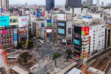 TOKYO, JAPONYA - 16 EYLÜL 2024 - Tokyo, Japonya 'da en çok kullanılan yaya geçişlerinden biri olan Shibuya Geçidi' nin havadan görünüşü