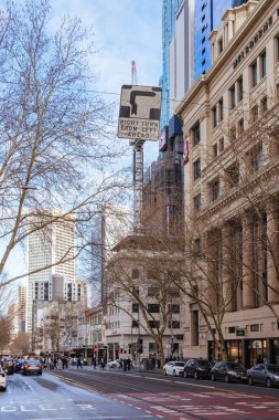 MELBOURNE, AUSTRALYA - 16 Ağustos 2025: Melbourne CBD 'deki caddelerin yukarısında kanca dönüş işareti Victoria, Avustralya' da soldan sağa bir dönüş olduğunu gösteriyor