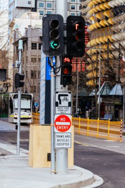 MELBOURNE, AUSTRALYA - 16 Ağustos 2025: Melbourne CBD 'deki caddelerin yukarısında kanca dönüş işareti Victoria, Avustralya' da soldan sağa bir dönüş olduğunu gösteriyor