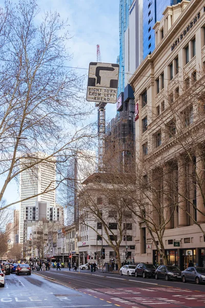 MELBOURNE, AUSTRALYA - 16 Ağustos 2025: Melbourne CBD 'deki caddelerin yukarısında kanca dönüş işareti Victoria, Avustralya' da soldan sağa bir dönüş olduğunu gösteriyor