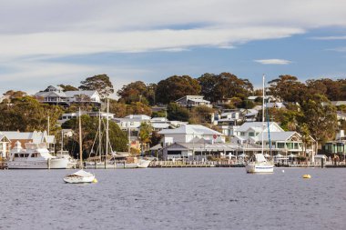 METUNG, AUSTRALYA - 21 Eylül 2025: Victoria, Avustralya 'da güneşli bir bahar gününde Metung Rıhtımı manzarası