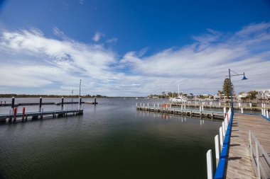 METUNG, AUSTRALYA - 21 Eylül 2025: Victoria, Avustralya 'da güneşli bir bahar gününde Metung Rıhtımı' nın çevresini görüntüler