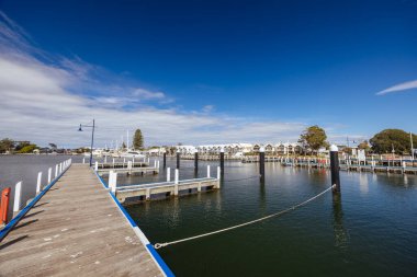 METUNG, AUSTRALYA - 21 Eylül 2025: Victoria, Avustralya 'da güneşli bir bahar gününde Metung Rıhtımı' nın çevresini görüntüler