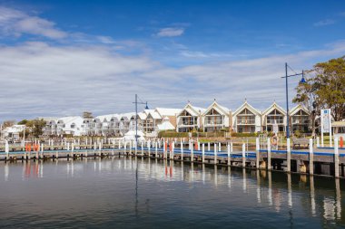 METUNG, AUSTRALYA - 21 Eylül 2025: Victoria, Avustralya 'da güneşli bir bahar gününde Metung Rıhtımı' nın çevresini görüntüler