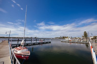 METUNG, AUSTRALYA - 21 Eylül 2025: Victoria, Avustralya 'da güneşli bir bahar gününde Metung Rıhtımı' nın çevresini görüntüler