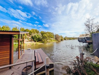 METUNG, AUSTRALYA - 20 Eylül 2025: Victoria, Avustralya 'da sıcak bir bahar gününde Metung Kaplıcaları