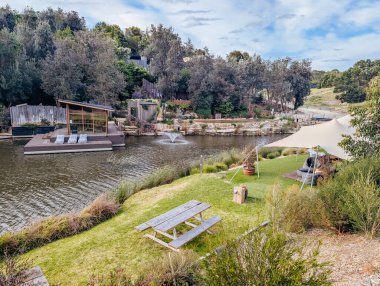 METUNG, AUSTRALYA - 20 Eylül 2025: Victoria, Avustralya 'da sıcak bir bahar gününde Metung Kaplıcaları