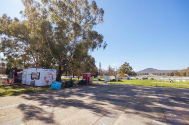 CANBERRA, AUSTRALIA - 14 EPTEMBER 2025: Avustralya 'nın başkenti Canberra' da güneşli bir bahar gününde Eski Meclis Binası önündeki Aborjin Çadır Elçiliği