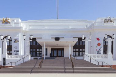 CANBERRA, AUSTRALIA - 14 EPTEMBER 2025: Avustralya 'nın başkenti Avustralya' nın Canberra kentinde güneşli bir bahar gününde Eski Parlamento Binası ve Avustralya Demokrasi Müzesi manzarası