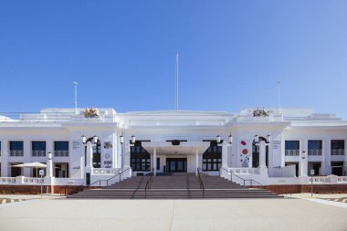 CANBERRA, AUSTRALIA - 14 EPTEMBER 2025: Avustralya 'nın başkenti Avustralya' nın Canberra kentinde güneşli bir bahar gününde Eski Parlamento Binası ve Avustralya Demokrasi Müzesi manzarası
