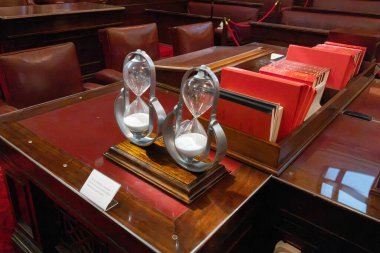 CANBERRA, AUSTRALIA - 14 Eylül 2025: Eski Parlamento Binası 'ndaki Senato Odası ve Avustralya' nın başkenti Canberra 'daki Avustralya Demokrasi Müzesi, Avustralya