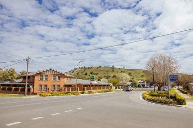 GUNDAGAI, AUSTRALIA - 14 EPTEMBER 2025: Orta Gundagai 'de Sheridan Caddesi boyunca inşa edilen mimari ve binalar Yeni Güney Galler, Avustralya' da güneşli bir bahar günü