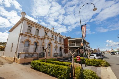 GUNDAGAI, AUSTRALIA - 14 EPTEMBER 2025: Orta Gundagai 'de Sheridan Caddesi boyunca inşa edilen mimari ve binalar Yeni Güney Galler, Avustralya' da güneşli bir bahar günü
