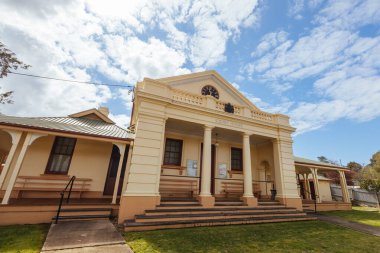 GUNDAGAI, AUSTRALIA - 14 EPTEMBER 2025: Gundagai Adliyesi, orta Gundagai 'de Sheridan Caddesi boyunca uzanan sıcak bir bahar günü Avustralya' nın Yeni Güney Galler kentinde