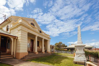 GUNDAGAI, AUSTRALIA - 14 EPTEMBER 2025: Gundagai Adliyesi, orta Gundagai 'de Sheridan Caddesi boyunca uzanan sıcak bir bahar günü Avustralya' nın Yeni Güney Galler kentinde