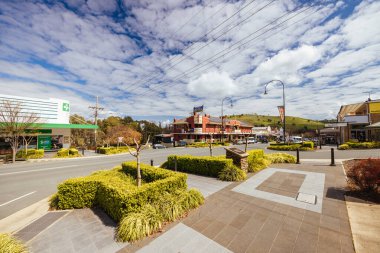 GUNDAGAI, AUSTRALIA - 14 EPTEMBER 2025: Orta Gundagai 'de Sheridan Caddesi boyunca inşa edilen mimari ve binalar Yeni Güney Galler, Avustralya' da güneşli bir bahar günü