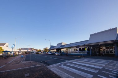 BROULEE, AUSTRALIA - 14 Eylül 2025: Yeni Güney Galler, Avustralya 'da güneşli bir bahar akşamı Clyde Nehri boyunca Batemans Körfezi' ndeki Clyde Caddesi 'nin Foreshore Parkı' ndan görüntüler