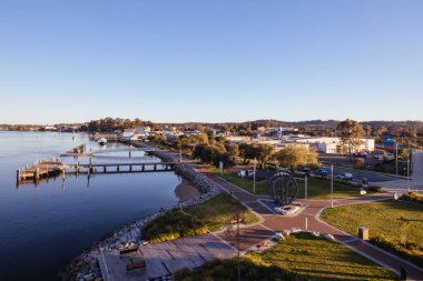 BROULEE, AUSTRALIA - 14 Eylül 2025: Yeni Güney Galler, Avustralya 'da güneşli bir bahar akşamında Batemans Körfezi' ndeki Foreshore Park 'tan görüntüler