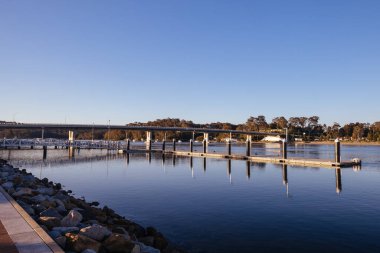 BROULEE, AUSTRALIA - 14 Eylül 2025: Yeni Güney Galler, Avustralya 'da güneşli bir bahar akşamında Batemans Körfezi' ndeki Foreshore Park 'tan görüntüler