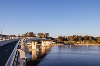 BATEMANS BAY, AUSTRALYA - 14 SEPTEMBER 2025: Clyde Nehri üzerindeki Clyde Nehri Köprüsü Batemans Körfezi 'nde güneşli bir bahar akşamı Avustralya' nın Yeni Güney Galler kentinde