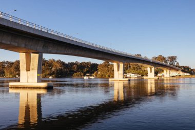BATEMANS BAY, AUSTRALYA - 14 SEPTEMBER 2025: Clyde Nehri üzerindeki Clyde Nehri Köprüsü Batemans Körfezi 'nde güneşli bir bahar akşamı Avustralya' nın Yeni Güney Galler kentinde