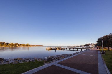 BROULEE, AUSTRALIA - 14 Eylül 2025: Yeni Güney Galler, Avustralya 'da güneşli bir bahar akşamında Batemans Körfezi' ndeki Foreshore Park 'tan görüntüler
