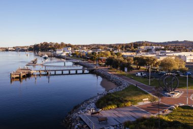 BROULEE, AUSTRALIA - 14 Eylül 2025: Yeni Güney Galler, Avustralya 'da güneşli bir bahar akşamında Batemans Körfezi' ndeki Foreshore Park 'tan görüntüler