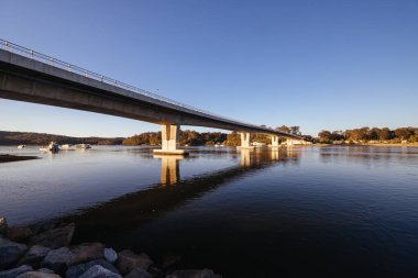 BATEMANS BAY, AUSTRALYA - 14 SEPTEMBER 2025: Clyde Nehri üzerindeki Clyde Nehri Köprüsü Batemans Körfezi 'nde güneşli bir bahar akşamı Avustralya' nın Yeni Güney Galler kentinde