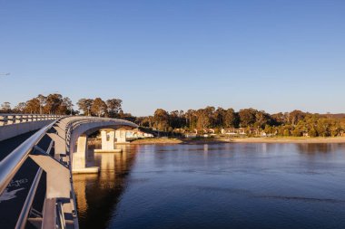 BATEMANS BAY, AUSTRALYA - 14 SEPTEMBER 2025: Clyde Nehri üzerindeki Clyde Nehri Köprüsü Batemans Körfezi 'nde güneşli bir bahar akşamı Avustralya' nın Yeni Güney Galler kentinde