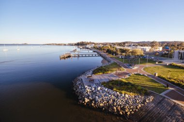BROULEE, AUSTRALIA - 14 Eylül 2025: Yeni Güney Galler, Avustralya 'da güneşli bir bahar akşamında Batemans Körfezi' ndeki Foreshore Park 'tan görüntüler