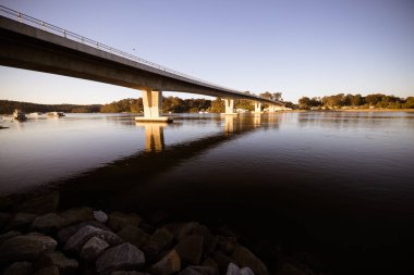 BATEMANS BAY, AUSTRALYA - 14 SEPTEMBER 2025: Clyde Nehri üzerindeki Clyde Nehri Köprüsü Batemans Körfezi 'nde güneşli bir bahar akşamı Avustralya' nın Yeni Güney Galler kentinde